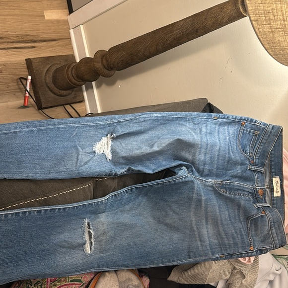 Madewell 9” High Rise Skinny Jean
Distressed knees and at ankles - Picture 3 of 4